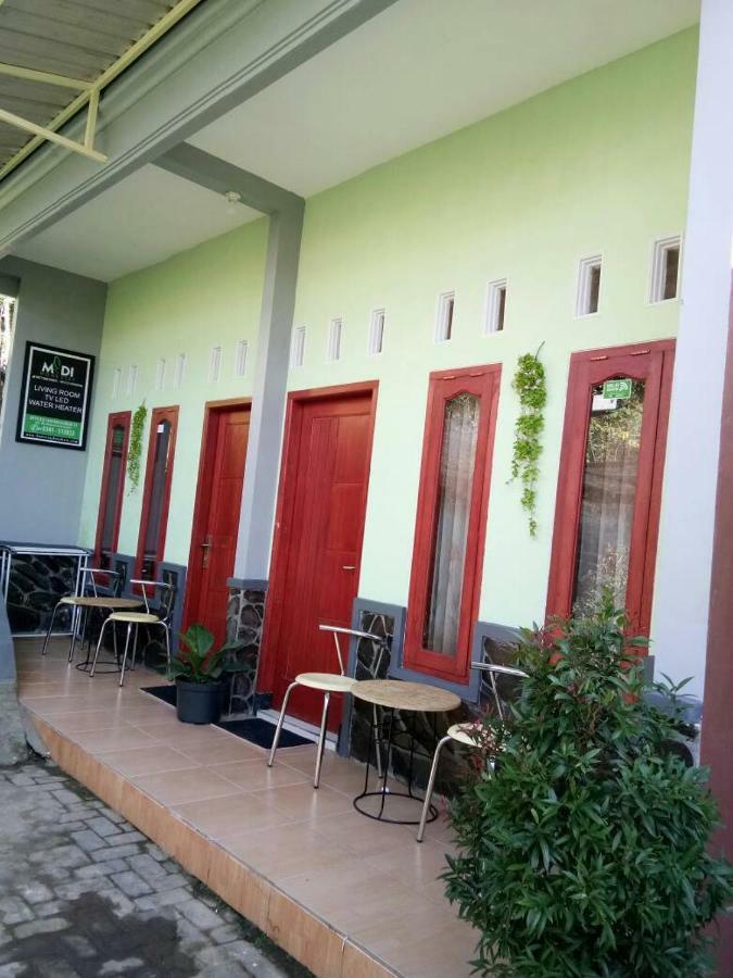 Midi Homestay Бату Екстериор снимка