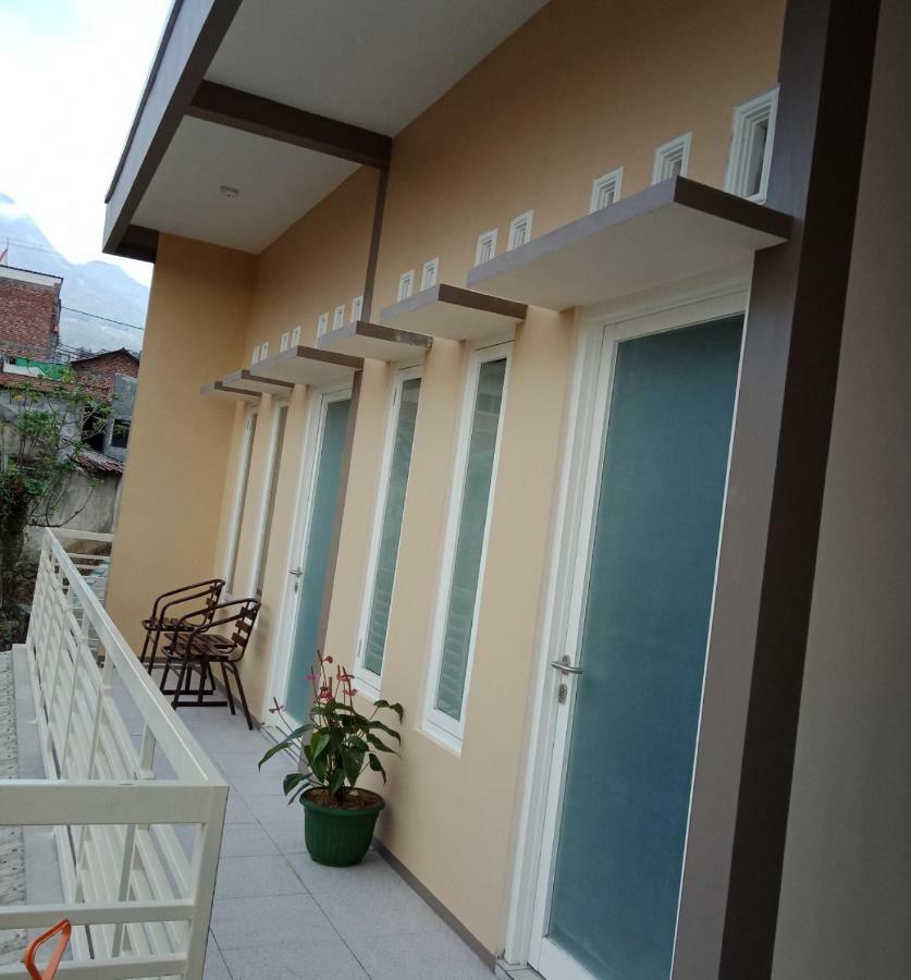 Midi Homestay Бату Екстериор снимка