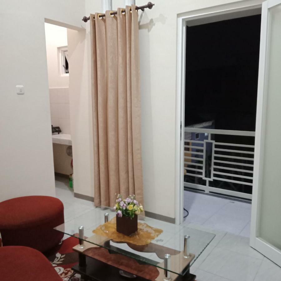 Midi Homestay Бату Екстериор снимка